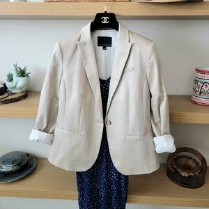 Banana Republic Classic Neutral Blazer Size 2 NWOT